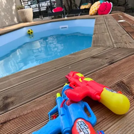 Semesterbostad Charmante Maison Climatisee Avec Piscine Au Calme A