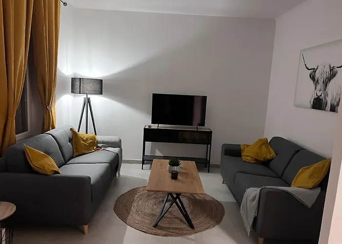 Charmante Maison Climatisee Avec Piscine Au Calme A *